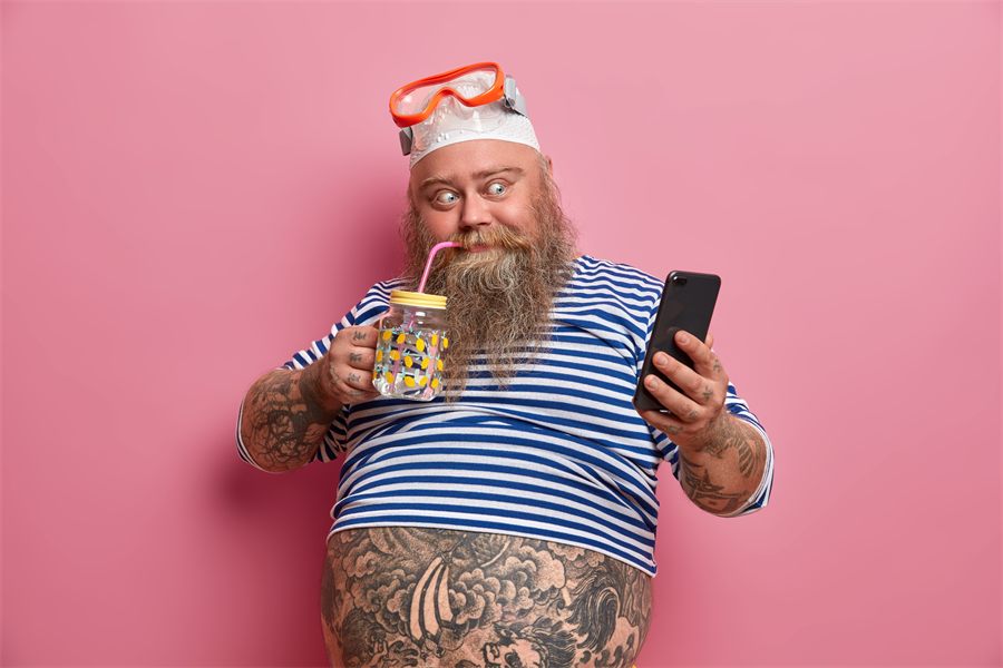 Gość z telefonem i drinkiem